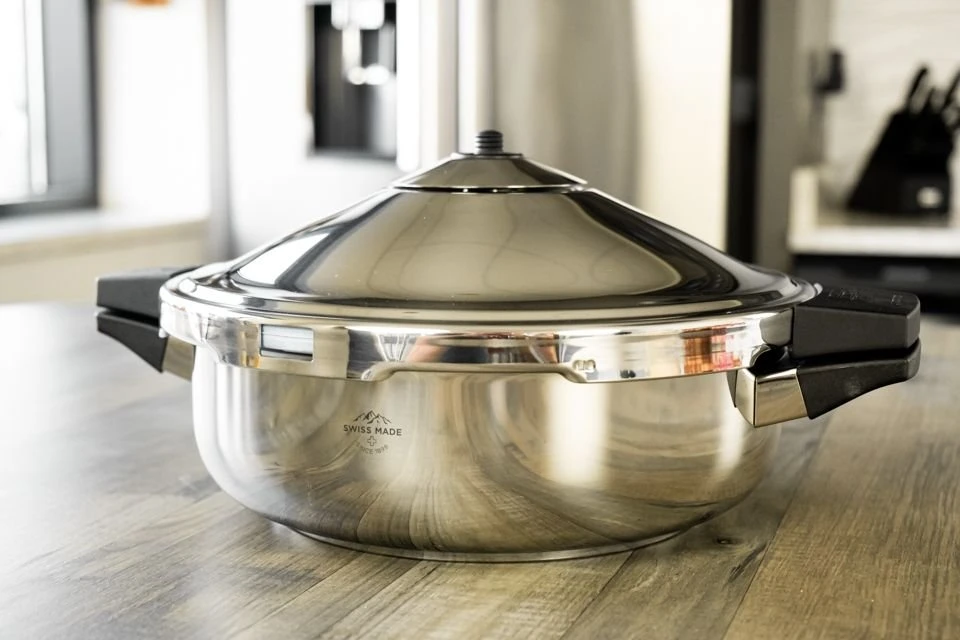 Kuhn Rikon Family Style Pressure Cooker 5 Quart Braiser - Image 2