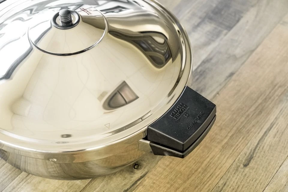 Kuhn Rikon Family Style Pressure Cooker 5 Quart Braiser - Image 5