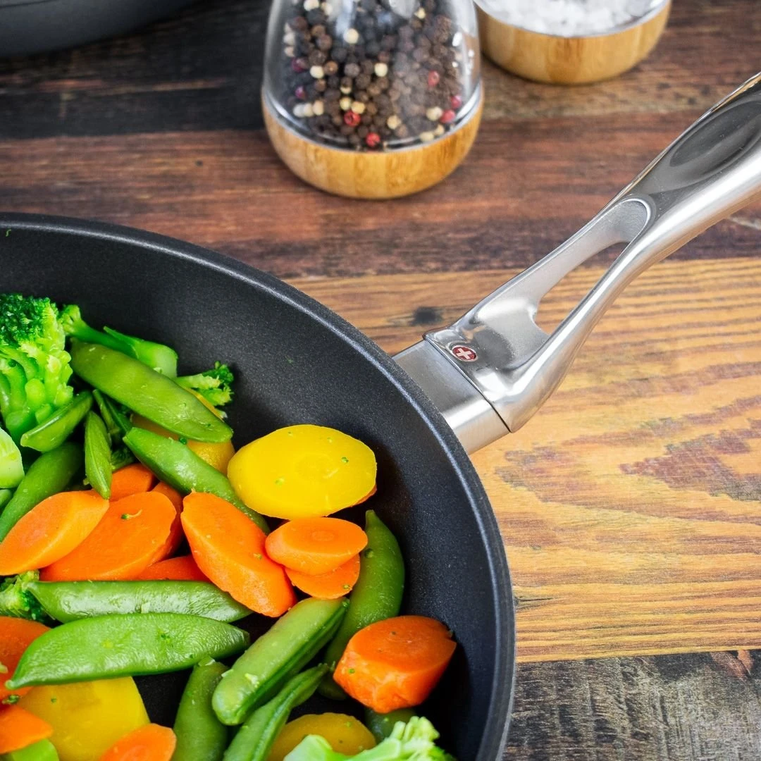 Swiss Diamond HD 9.5" Fry Pan With Griddle Set - Image 7